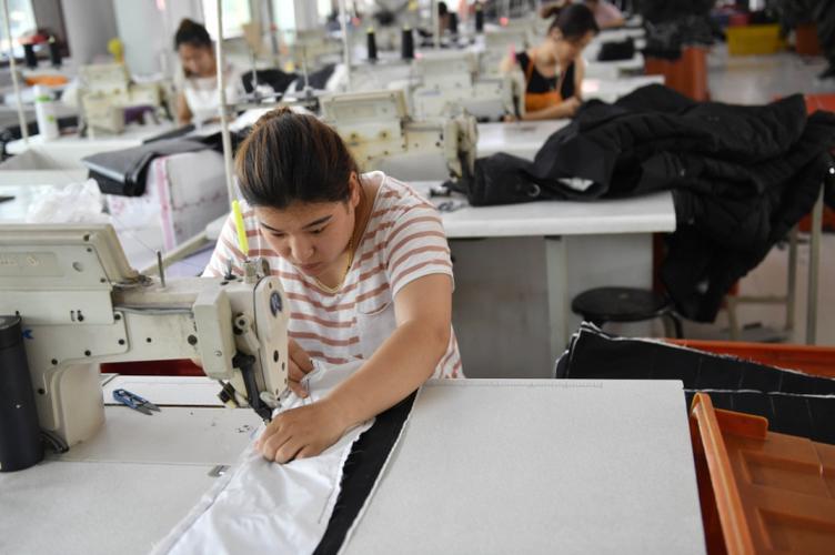 6月30日,在位于安新縣安新鎮大張莊村的雪瑞莎羽絨制品股份